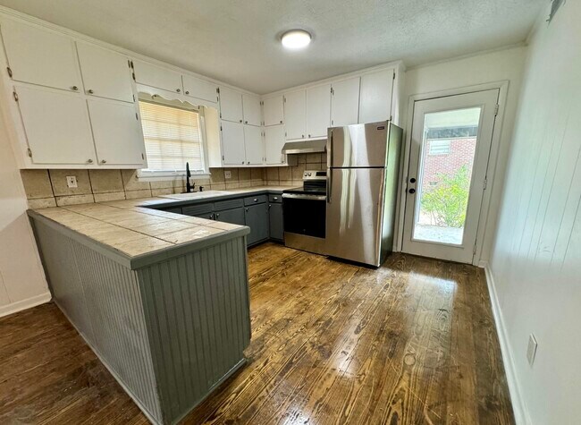 Kitchen (Appliances included) - 202 N Thomas St