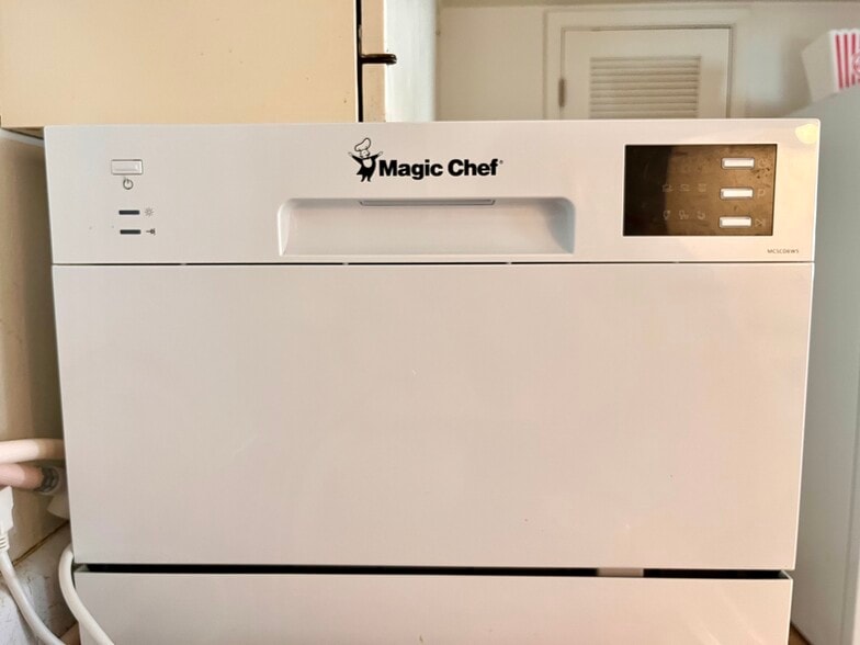 Countertop dishwasher. - 305 Green Briar St