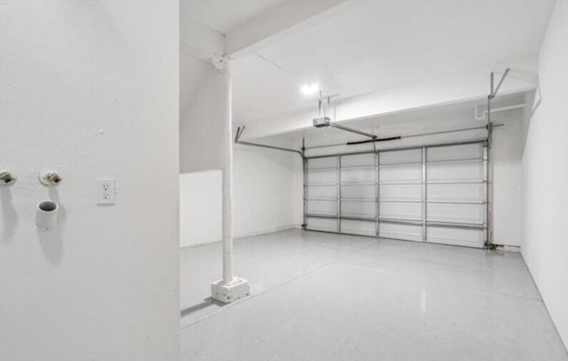 Garage with Hookups - 2335 Caringa Way