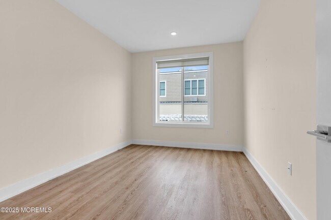 Building Photo - 521 Lake Ave