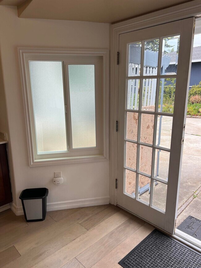 Building Photo - 534 Hoover St