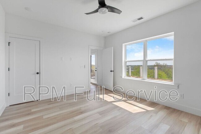 Building Photo - 1241 N Avondale Cir