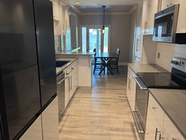 Building Photo - Large Executive Gated Carrollwood Townhome