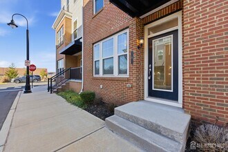 Building Photo - 6 Bond St