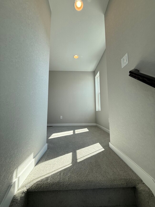 Building Photo - 10214 Spry St