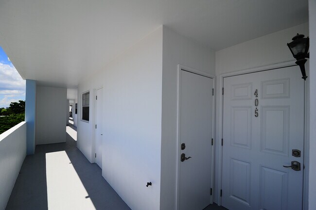 Building Photo - 3051 NE 48th St