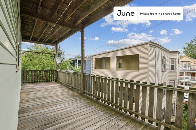 Building Photo - Room in Shared 4 bed/1 bath home