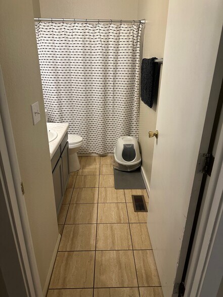 Building Photo - 631 Highline Dr