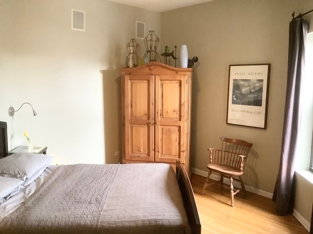 Building Photo - 5216 N Kenmore Ave