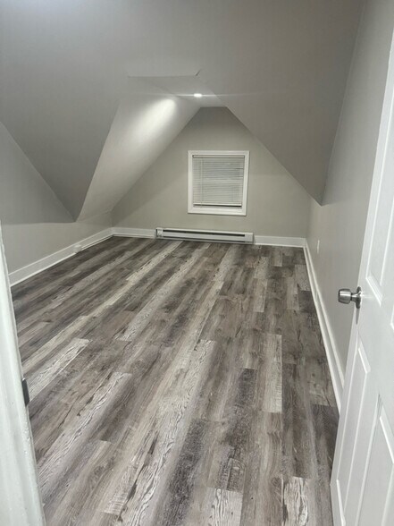 Building Photo - 549 Ash St