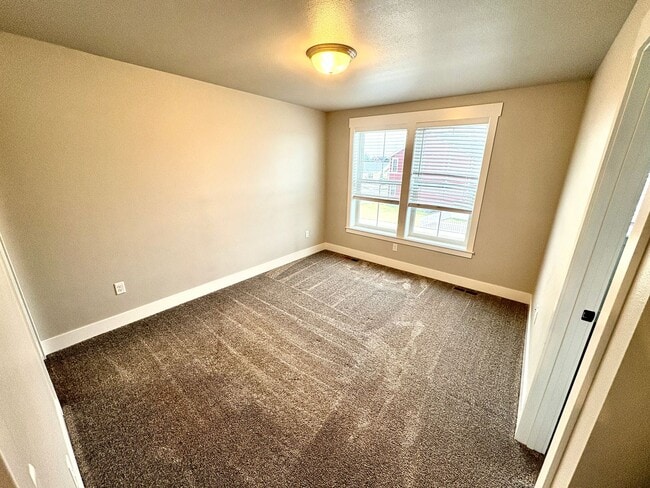 Building Photo - 2 Bedroom 2.5 Bathroom Duplex in the Annafeld Subdivision