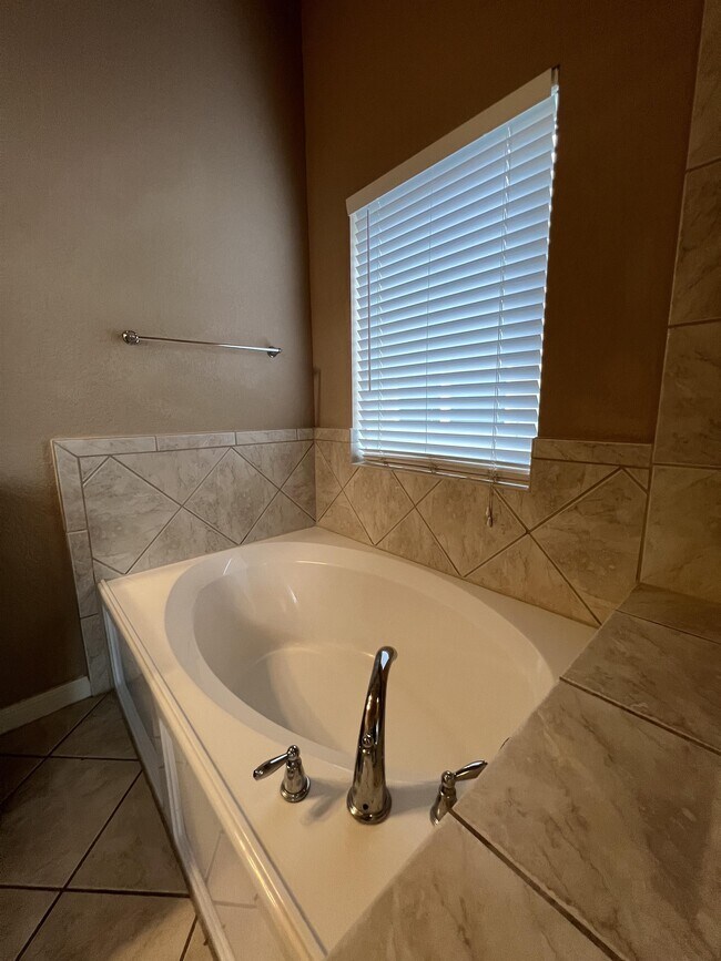 Building Photo - 25030 Buttermilk Ln