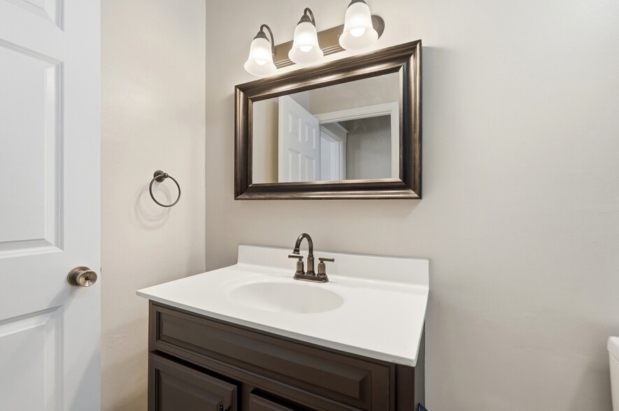 Building Photo - 2905 Robertson Ave