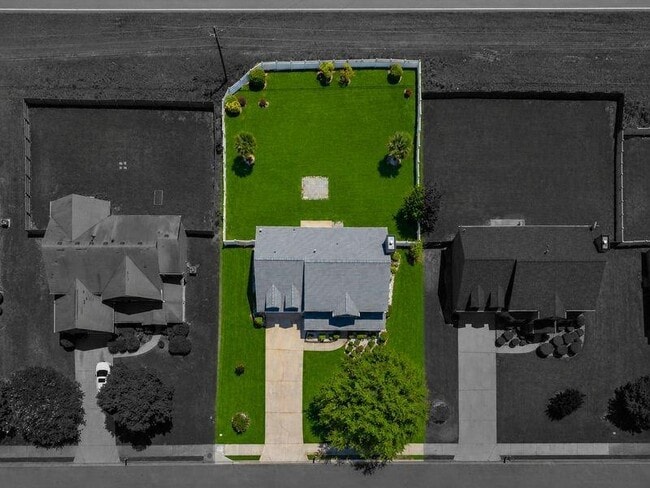 Building Photo - 362 Interlake