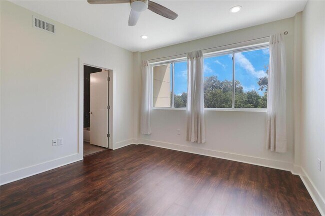 Building Photo - 604 N Bluff Dr