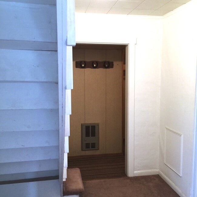 Building Photo - Country Charm Property North Vancouver!