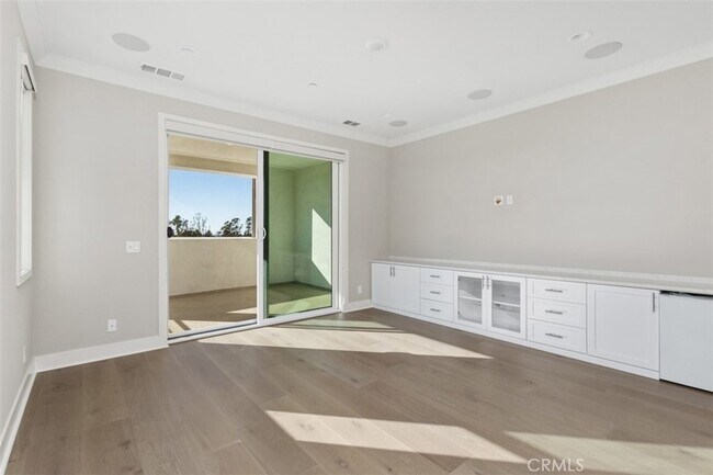 Building Photo - 157 Novel