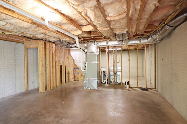 Building Photo - End-Unit Melbourne Park Townhome