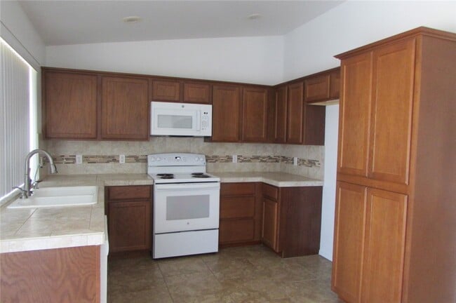 Building Photo - 2402 Prickly Pear Dr