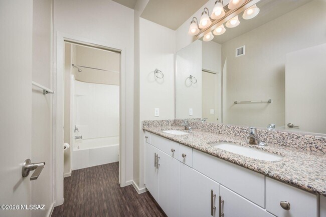 Building Photo - 848 E Park Modern Dr