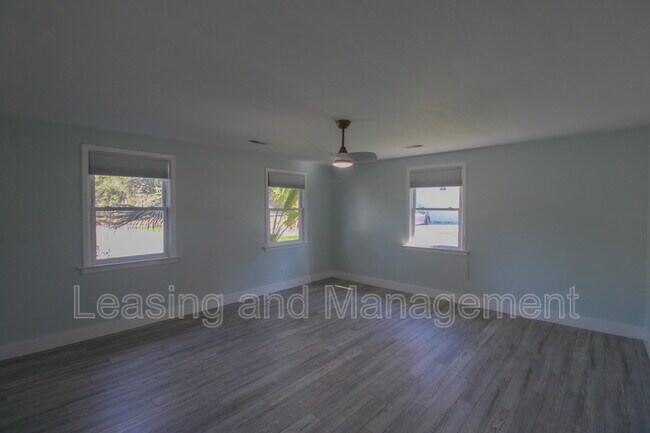 Building Photo - 823 Jordan St