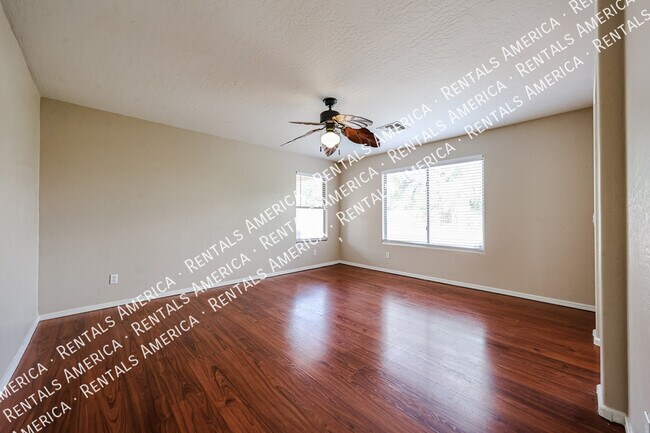 Building Photo - 9202 W MacKenzie Dr