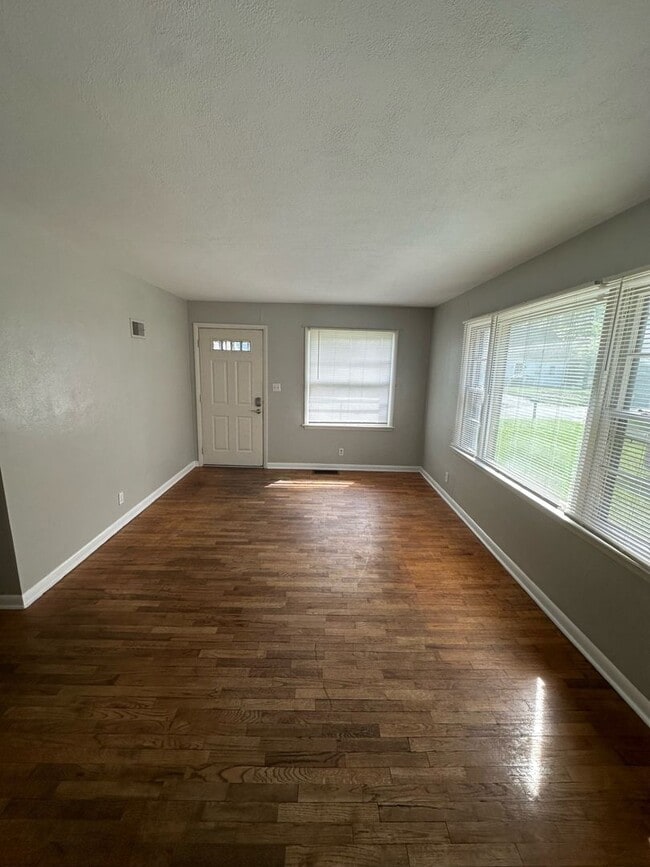 Building Photo - PRELEASING for AUGUST! Close to Campus