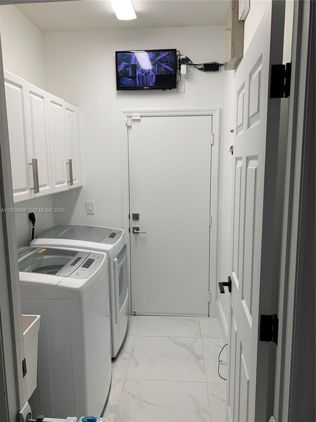 Building Photo - 6013 NW 56th Dr