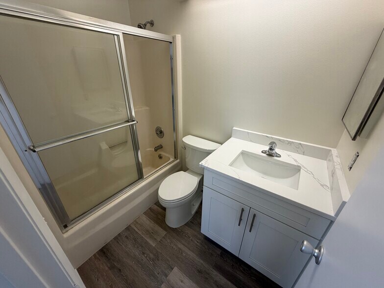 Building Photo - 28 Lake Vista Trl