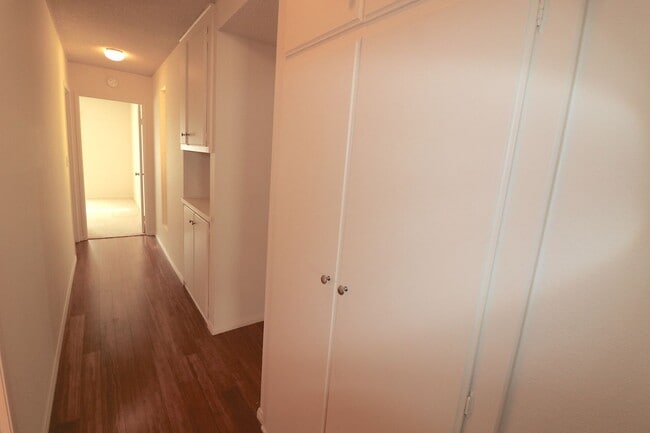 Building Photo - 3/2 house in North Clairemont! 2 car garag...