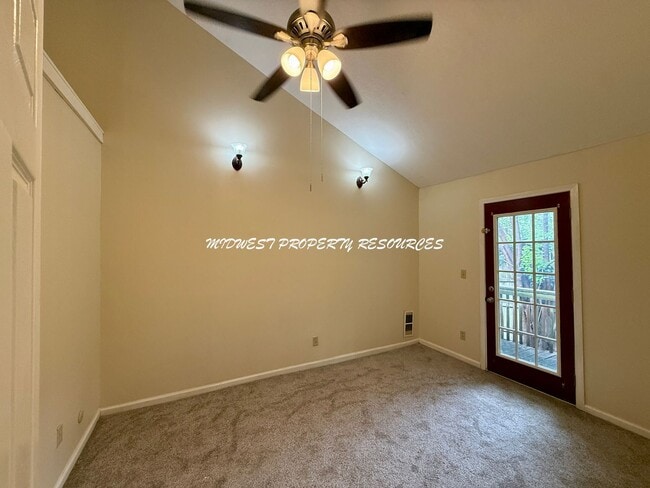 Building Photo - Quaint 2 bedroom 2 bath Near The Square in...