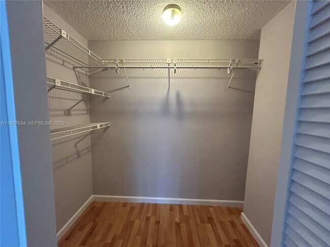 Building Photo - 1000 Parkview Dr