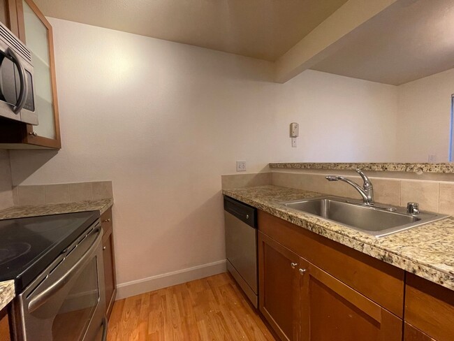 Building Photo - Beautiful 1 Bed 1 Bath Condo w/ Parking In...