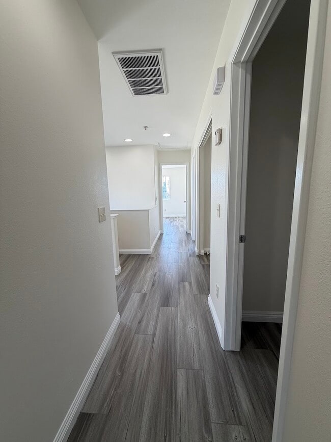 Building Photo - 204 W Walnut Ave