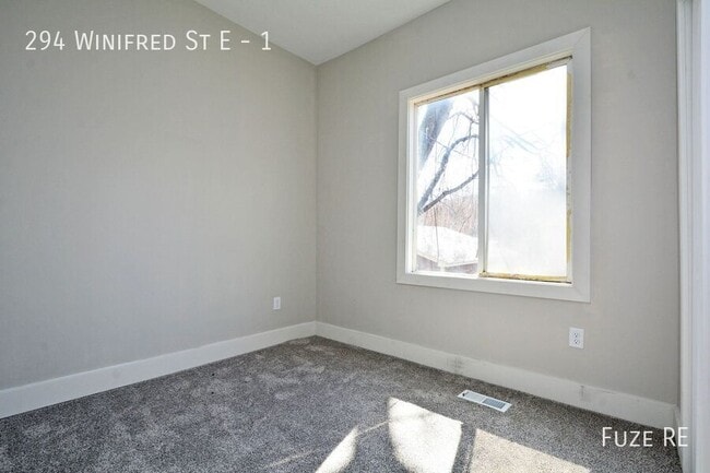Building Photo - 294 Winifred St E