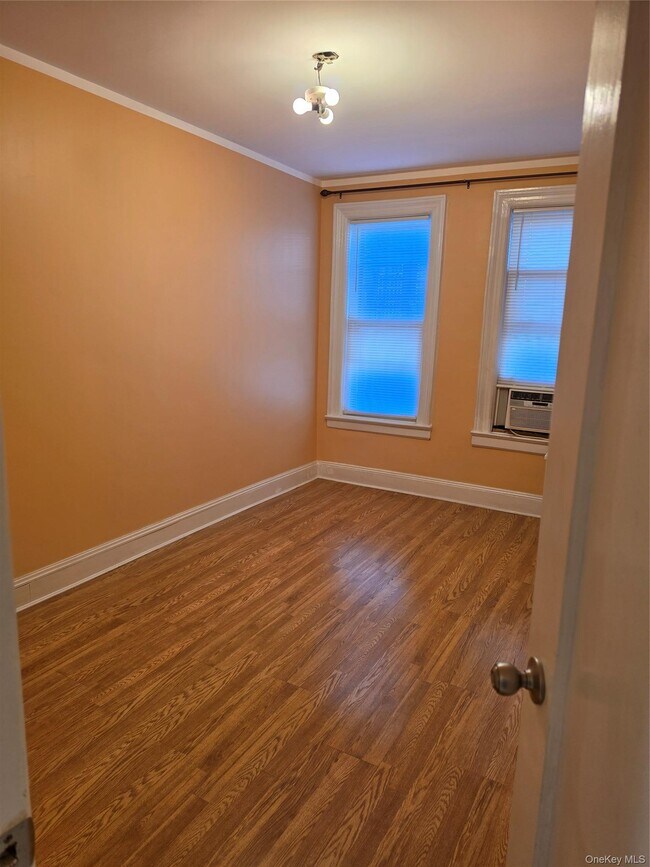 Building Photo - 30-11-30-35 35th St