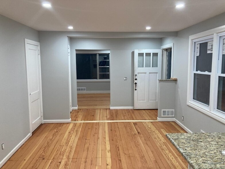 Building Photo - 23 Bayville Dr