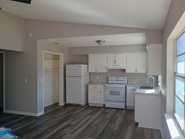 Building Photo - Adorable 2 bedroom 2 bathroom Duplex! Comp...