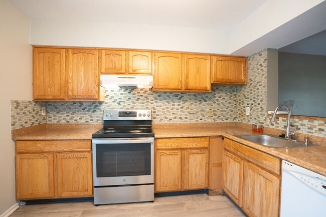 Building Photo - 8202 Ashford Blvd