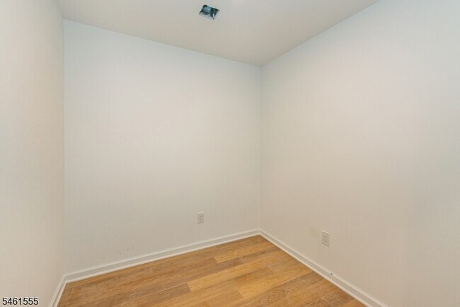 Building Photo - 39 Ledgewood Ave