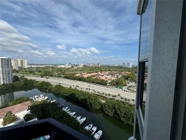 Building Photo - 3500 Mystic Pointe Dr