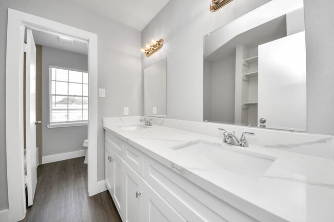 Building Photo - 15423 Ridingwood Dr