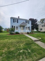Building Photo - 421 W Oak St