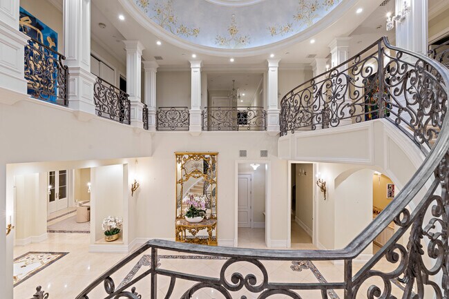 Building Photo - 718 N Rodeo Dr