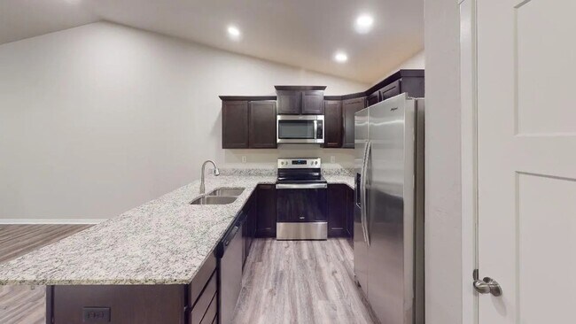Building Photo - 3 bedroom 2 bathroom townhome with 1 car garage