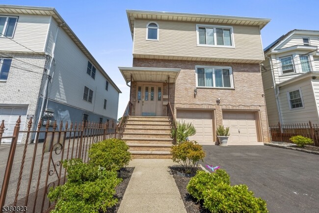 Building Photo - 939 Grove St