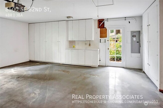 Building Photo - 8500 SE 82nd St