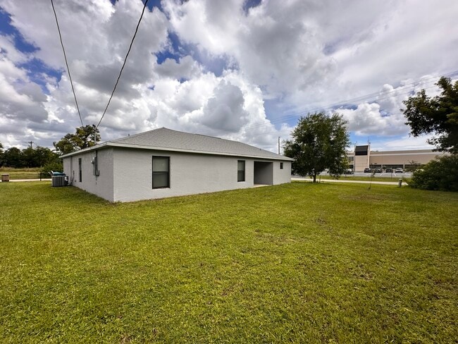 Building Photo - 2212 SW Santa Barbara Pl