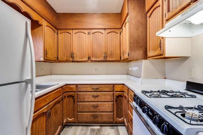 Building Photo - 1616 E Funston St