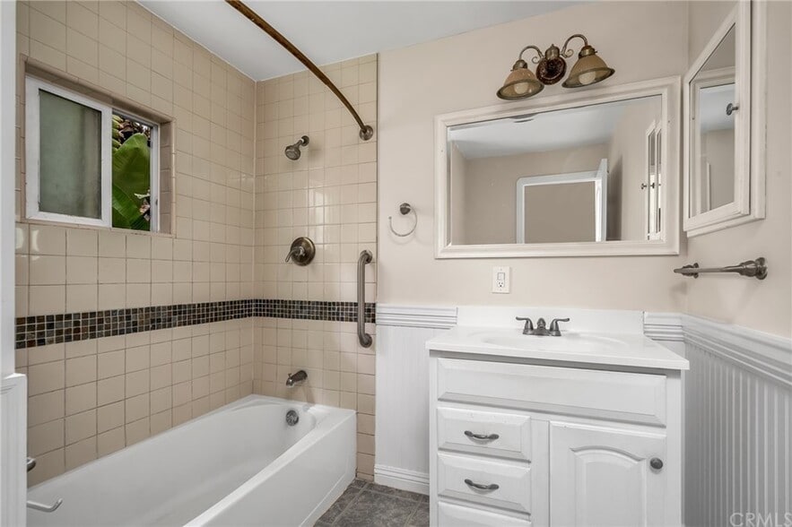 Bathroom - 3131 S Kerckhoff Ave